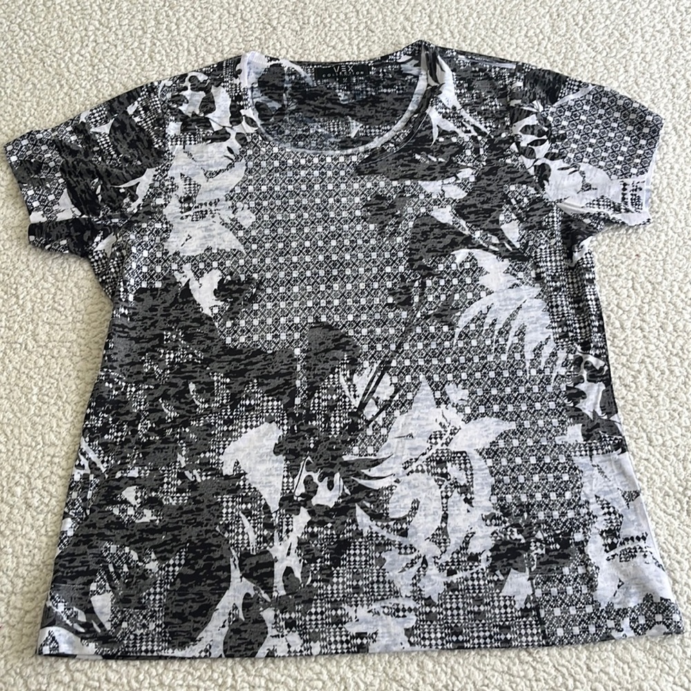 🟤Women’s VEX collection T-shirt, size medium